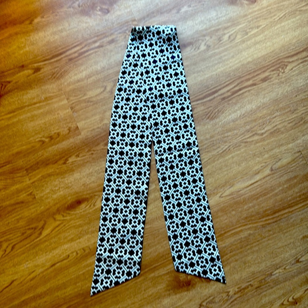 JMcLaughlin gorgeous 100% SILK black and white geo print scarf.